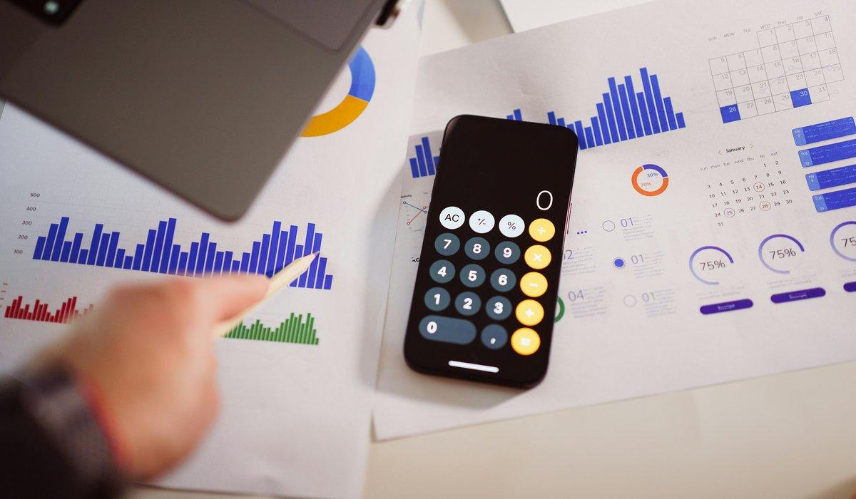 Konsult som väljer mellan timpris och fastpris för ett projekt