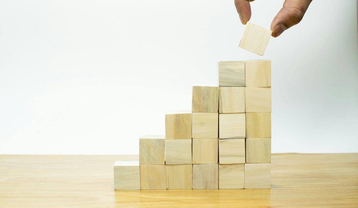 Utvecklare som planerar hur man får uppdrag som egenkonsult