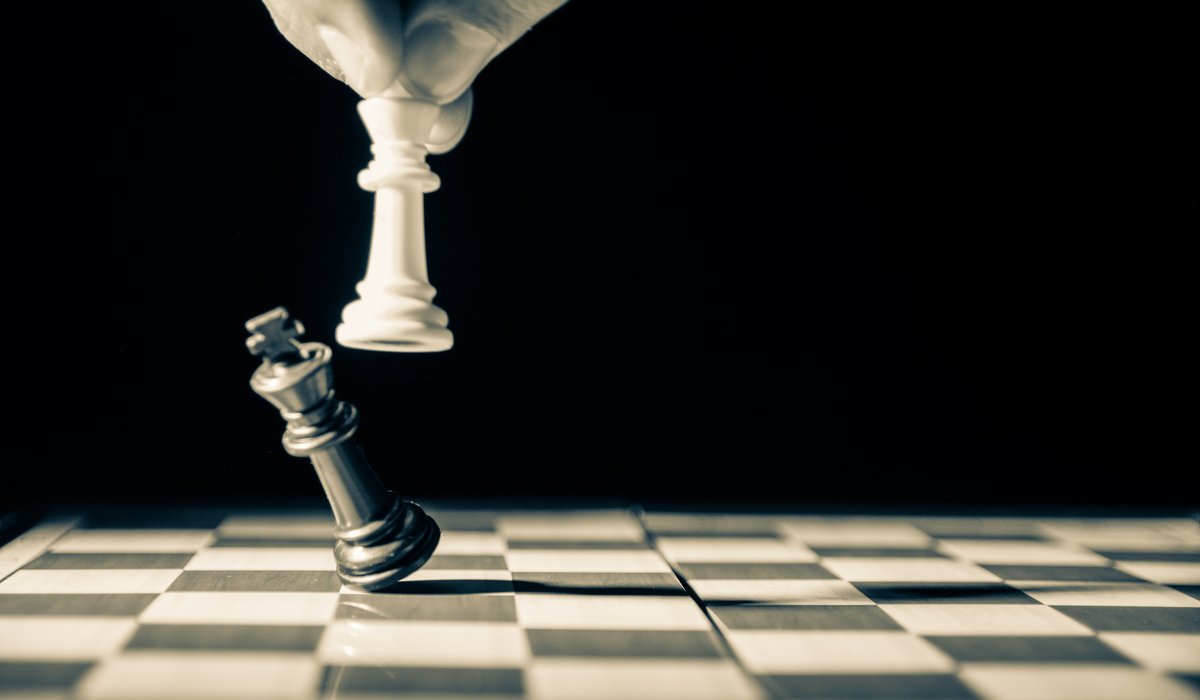 Schackbräde som symboliserar samarbetet mellan mänsklig intuition och datorns beräkningskraft