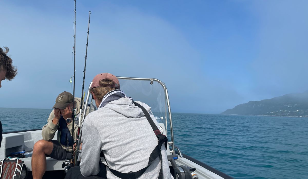 ute på havet i båten